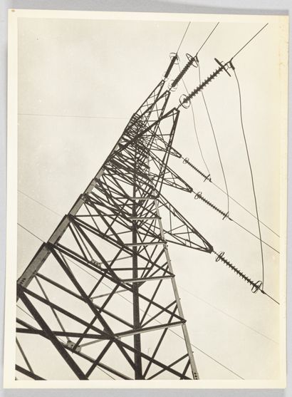 null Anonyme, France vers 1950

Contre-plongée sur un pylône électrique

Tirage argentique...