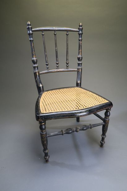 null Chaise de poupée Napoléon III en bois noir, dorure sur les montants du dossier...