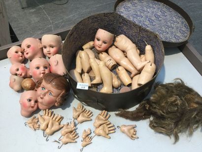 null Lot de 11 têtes de poupées dont 9 en composition (SFBJ, UNIS FRANCE, PARIS 301,...