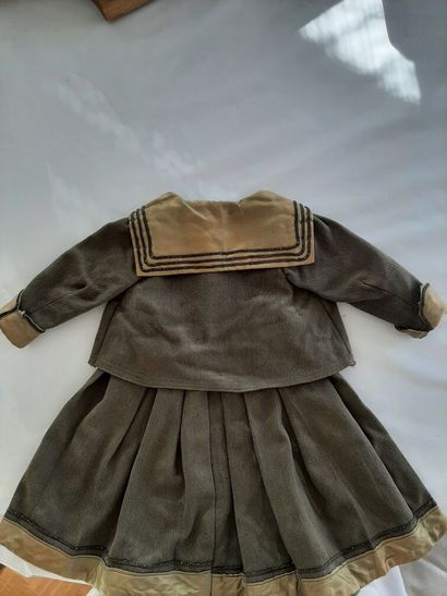 null Bel ensemble marin en lainage vert bronze pour poupée taille 11, vers 1890,...