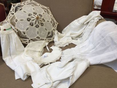 null Petit lot de vêtements blancs comprenant : robe de baptême en fil à broderies,...