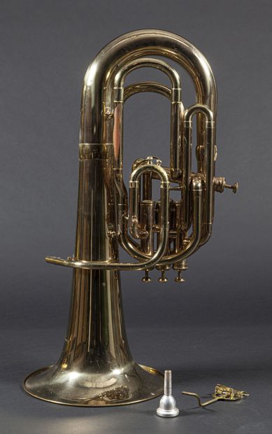 null Tuba en si bémol d'Antoine Courtois à Paris, fait vers 1970/1980, à quatre pistons,...