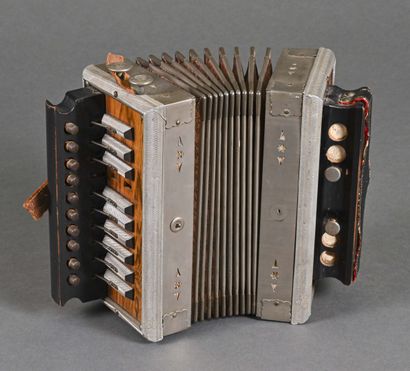 null Petit accordéon à deux basses et dix notes. Caisse en métal et bois

Manque...