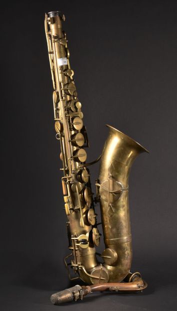 null Saxophone ténor Couesnon et Compagnie modèle Monopole année 1924, n°38660. Complet...