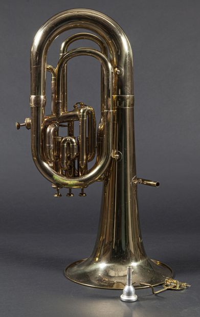 null Tuba en si bémol d'Antoine Courtois à Paris, fait vers 1970/1980, à quatre pistons,...
