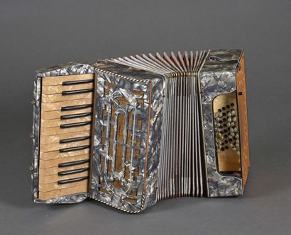 null Petit accordéon piano de marque Resolut

A restaurer