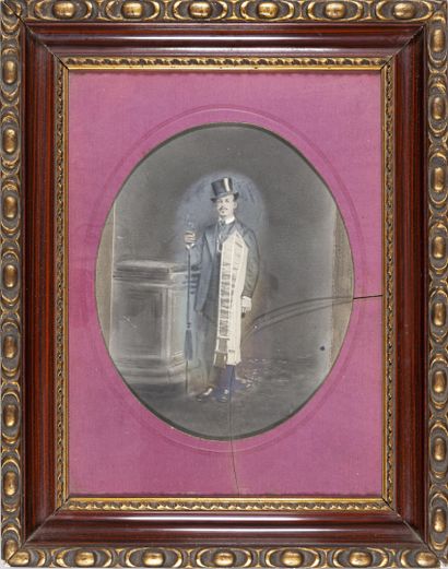 null Anonyme, France, fin du XIXème siècle

Portrait en pied d'un Compagnon du Tour...