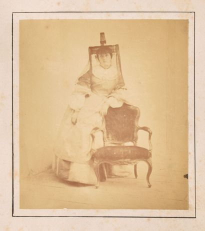 null Anonyme France, vers 1855-1860

Portrait en pied et en coiffe d'une jeune bressane,...