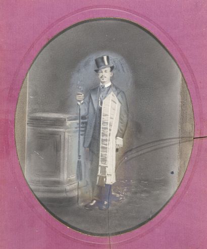 null Anonyme, France, fin du XIXème siècle

Portrait en pied d'un Compagnon du Tour...