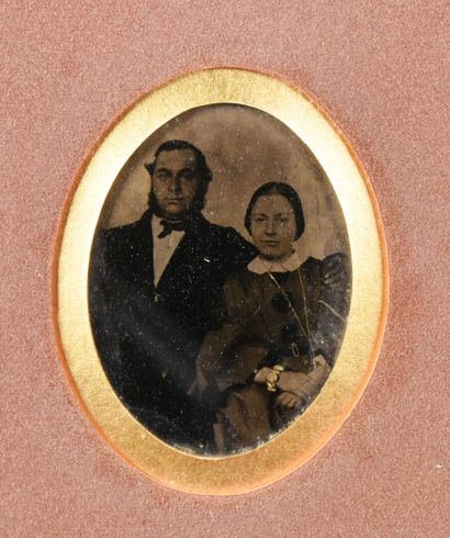 null Anonyme, France vers 1860

Portrait d'un couple assis, la femme aux bijoux rehaussés...