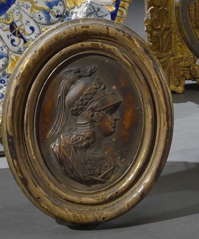 null Médaillon ovale à sujet de buste d'Athéna en plâtre patiné sur fond or, dans...