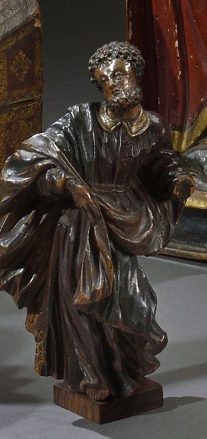 null Statuette en bois tendre polychrome d'un saint personnage dans un ample drapé...