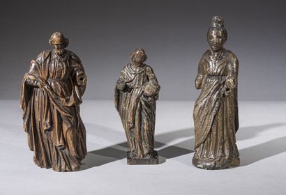 null Trois statuettes en bois sculpté de saints personnages : 

- une Vierge (?)...