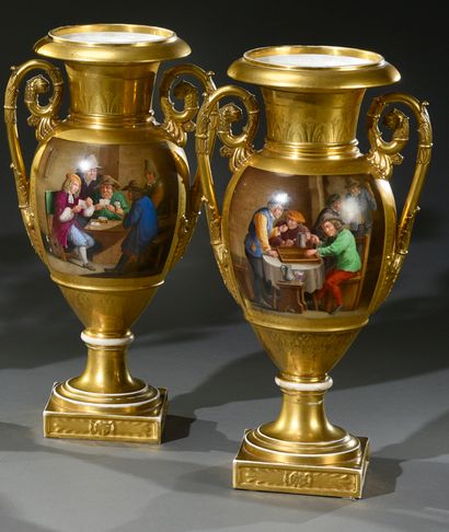 null PARIS (DARTE). Paire d'importants vases balustre en porcelaine entièrement dorée...