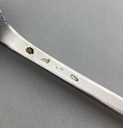 null Stew spoon with a flat silver plate, stamped G

Reims, 1778

Weight : 148 g...