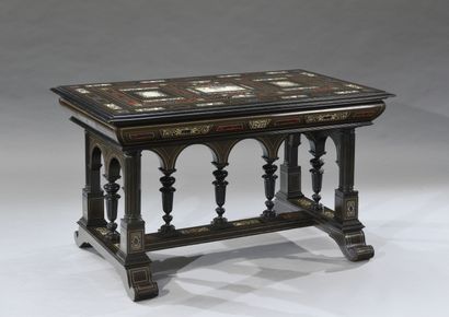 null Importante table en ébène et bois noirci de style Renaissance, le plateau à...