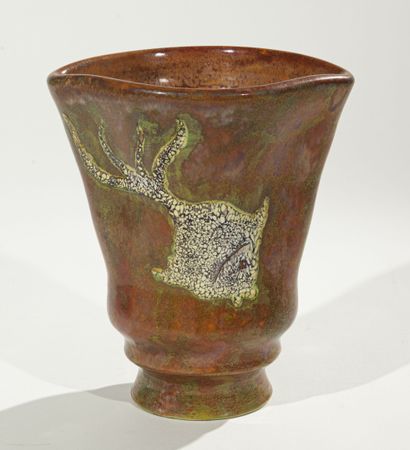null René ANCHIERRI (1905 - 1987)

Vase en céramique émaillée.

La base, ronde, à...
