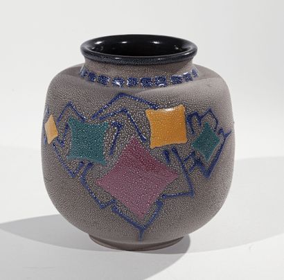 null René ANCHIERRI (1905 - 1987)

Vase en céramique émaillée à décor géométrique

signé...
