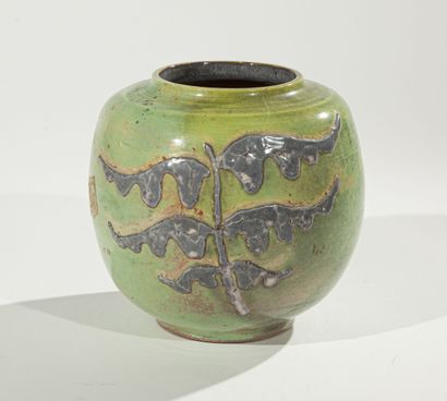 null René ANCHIERRI (1905 - 1987)

Vase en céramique émaillée verte, motif de feuille

Signé...