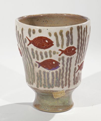 null René ANCHIERRI (1905 - 1987)

Vase en céramique émaillée beige au décor de poissons.

Signé...