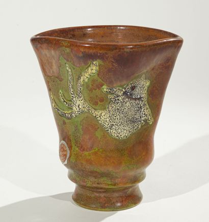null René ANCHIERRI (1905 - 1987)

Vase en céramique émaillée.

La base, ronde, à...