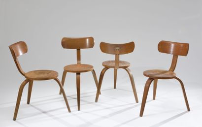 null Travail des années 1960

Élégante série de quatre chaises

Structure sur trois...