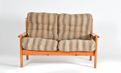 null Work of the 1970s.

Sofa in solid pine. The structure and the assembly are in...