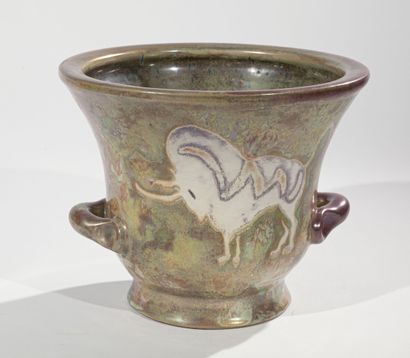 null René ANCHIERRI (1905 - 1987)

Vase en céramique émaillée à anses, décor de taureau

signé...