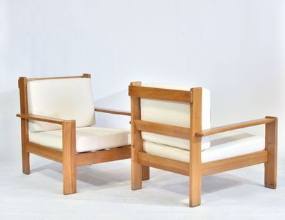 null Travail français des années 1970.

Paire de fauteuils. Structure en bois massif...