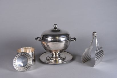 null Lot en métal argenté comprenant une pince à asperge (Christofle), un pot couvert...