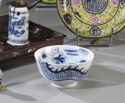 null CHINE pour le Vietnam - Vers 1900

Bol en porcelaine sur léger talon, à décor...