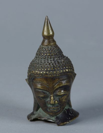 null THAILANDE - Début du XXe siècle

Tête de bouddha en bronze

H. 10 cm
