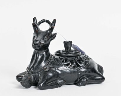 null CHINE - XXe siècle

- Daim couché en bois sculpté teinté à l'imitation du bronze,...