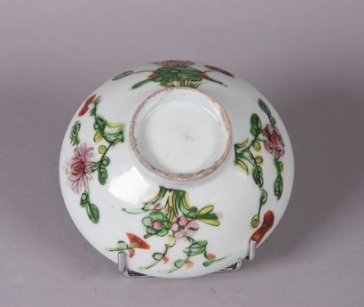 null CHINE - XIXe siècle

Coupe en porcelaine légèrement céladon, à décor de fleurs,...