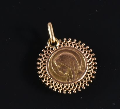null Médaille religieuse en or jaune 18K (750°/°°) au profil de la Sainte Vierge...
