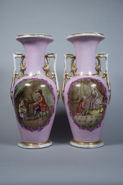 null Paire d'imposants vases en porcelaine, à décor dans des médaillons feuillagés...