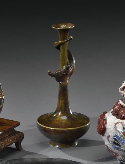 null JAPON - Période MEIJI (1868-1912) 

Petit vase en bronze à patine brune, à panse...