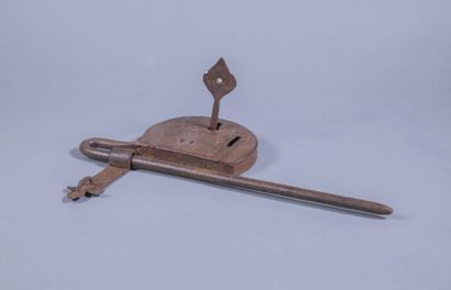 null Cadenas en fer forgé, avec sa clé

XVI-XVIIe siècle

H. 14 cm L. 37,5 cm