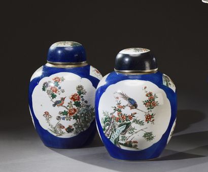 null CHINE - XIXe siècle

Paire de potiches couvertes en porcelaine, à décor famille...