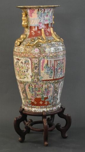 null CHINE, Canton - XXe siècle

Très important vase balustre en porcelaine polychrome...