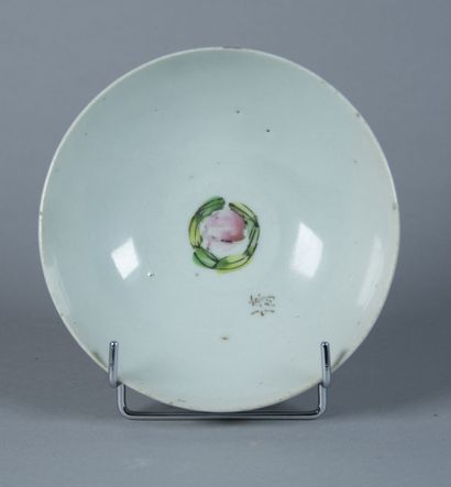 null CHINE - XIXe siècle

Coupe en porcelaine légèrement céladon, à décor de fleurs,...