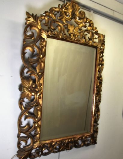 null Grand miroir biseauté, l'encadrement en bois sculpté ajouré et doré de rinceaux...