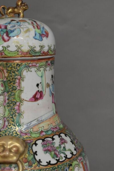 null CHINE, Canton - XIXe siècle

Haut vase couvert en porcelaine, à décor polychrome...