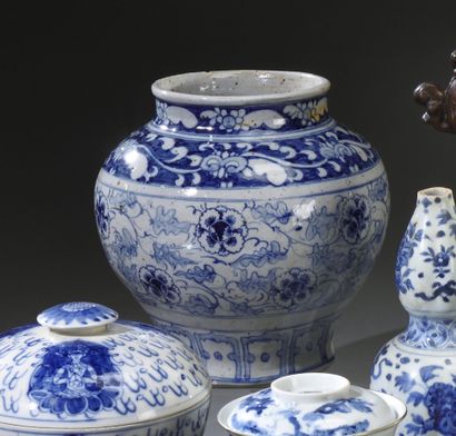 null VIETNAM ou Chine du Sud- Fin du XIXe siècle

Vase pansu en porcelaine, à décor...
