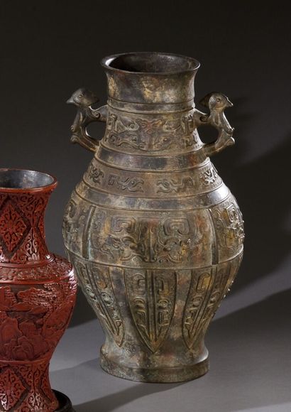 null CHINE - XIXe siècle

Vase en bronze, à décor Taotie sur fond géométrique en...