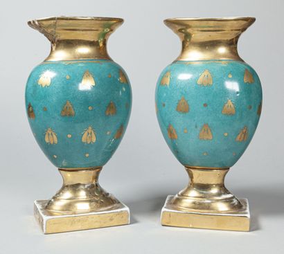 null PARIS - Fin du XIXe siècle

Paire de vases à panse aplatie en porcelaine, à...