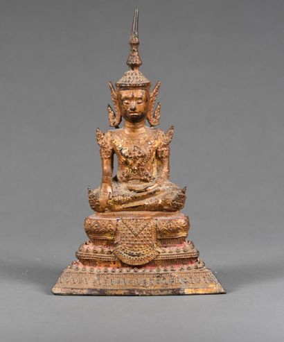 null INDOCHINE - Vers 1900

Bouddha assis sur un socle à degrés, en bronze doré

H....
