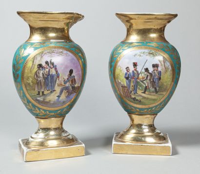 null PARIS - Fin du XIXe siècle

Paire de vases à panse aplatie en porcelaine, à...