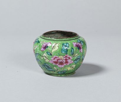 null CHINE - Vers 1900

Petit bol en émail de Pékin, à décor polychrome de pêches,...