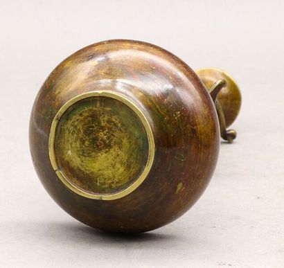 null JAPON - Période MEIJI (1868-1912) 

Petit vase en bronze à patine brune, à panse...